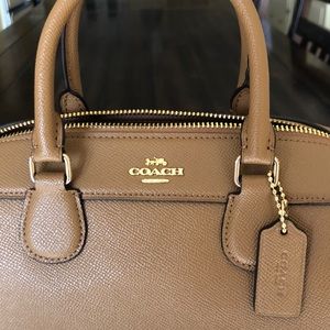 🌼🌺🌸 Coach Handbag top handle and crossbody.